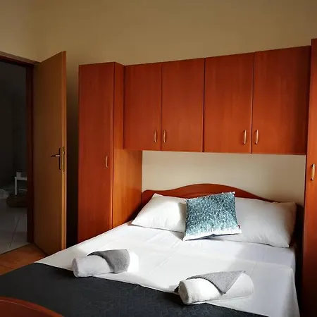 Easy Summer *** * Vir