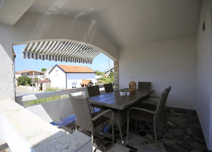 Easy Summer *** * Vir