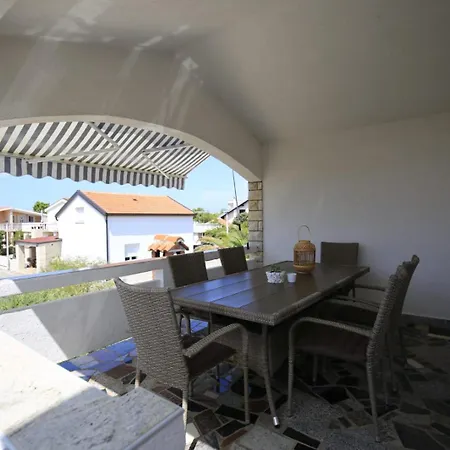 Easy Summer *** * Vir